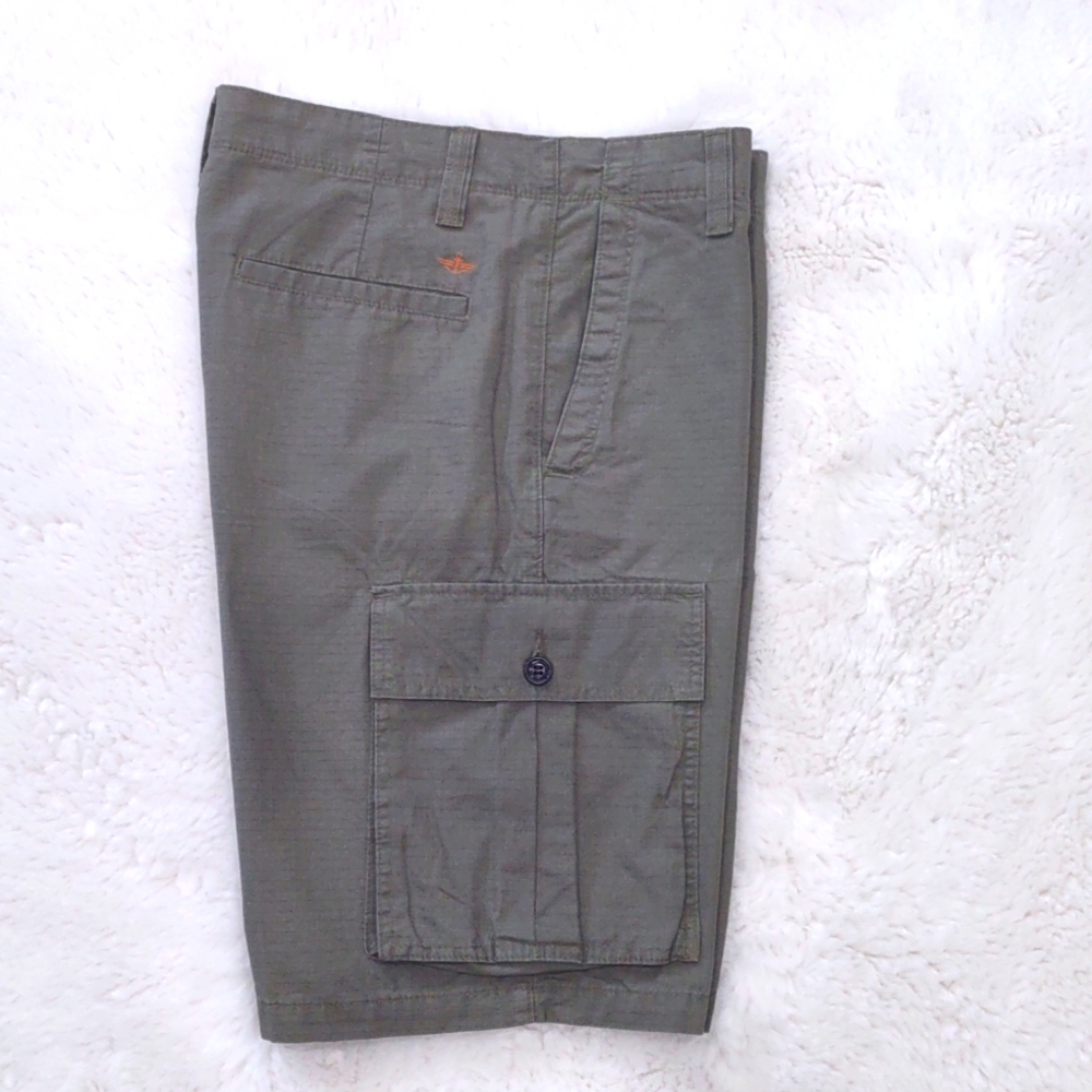 DOCKERS CARGO SHORT.
